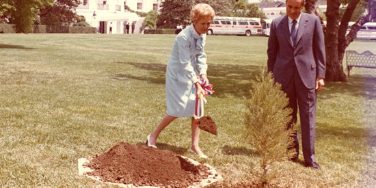 PRESIDENT RICHARD NIXON & FIRST LADY PATRICIA NIXON PLANT A TREE ON THE WHITE HOUSE SOUTH LAWN.