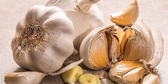 Which natural remedies to take — and avoid — for colds, flu and COVID-19 garlic-3419544_1280