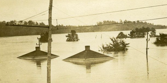 Houses submerged near Lookout Shoals in Catawba County / Duke Energy Archives